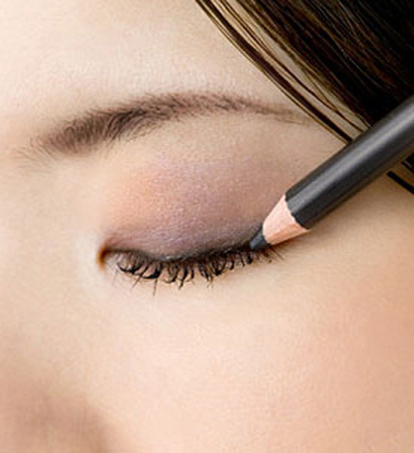 Prevent eyeliner from smudging
