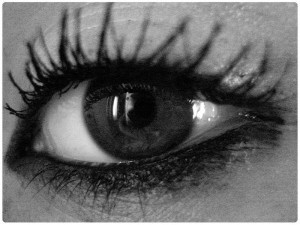 800px-Eye_make-up_(mascara)
