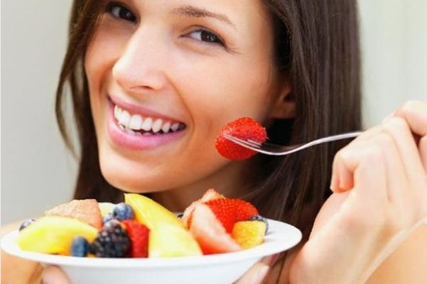 Woman+eating+fruit