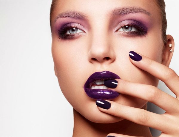 purple-glossy-lips-nails