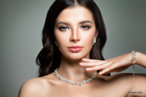 How to Wear Jewelry Beautifully