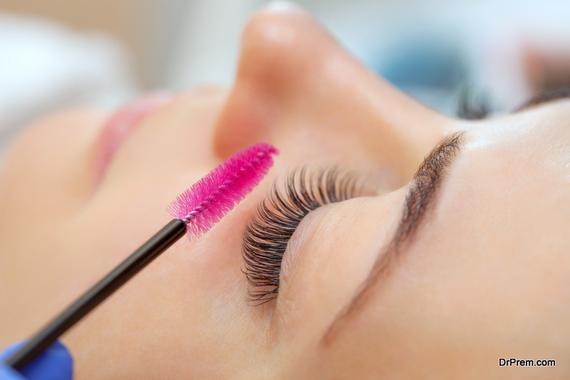  Beautiful woman with long eyelashes in a beauty salon. Makeup concept